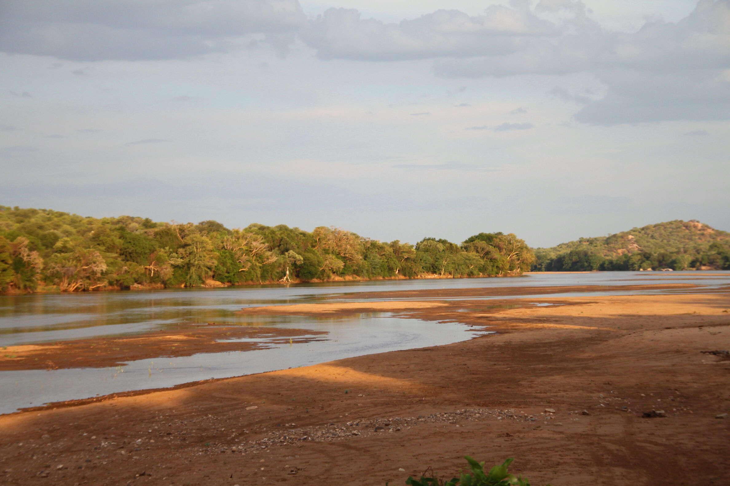 Een laagwatergedeelte van de Limpopo-rivier, waar de watervoorraden onder toenemende druk staan. Afbeelding met dank aan Living Limpopo.