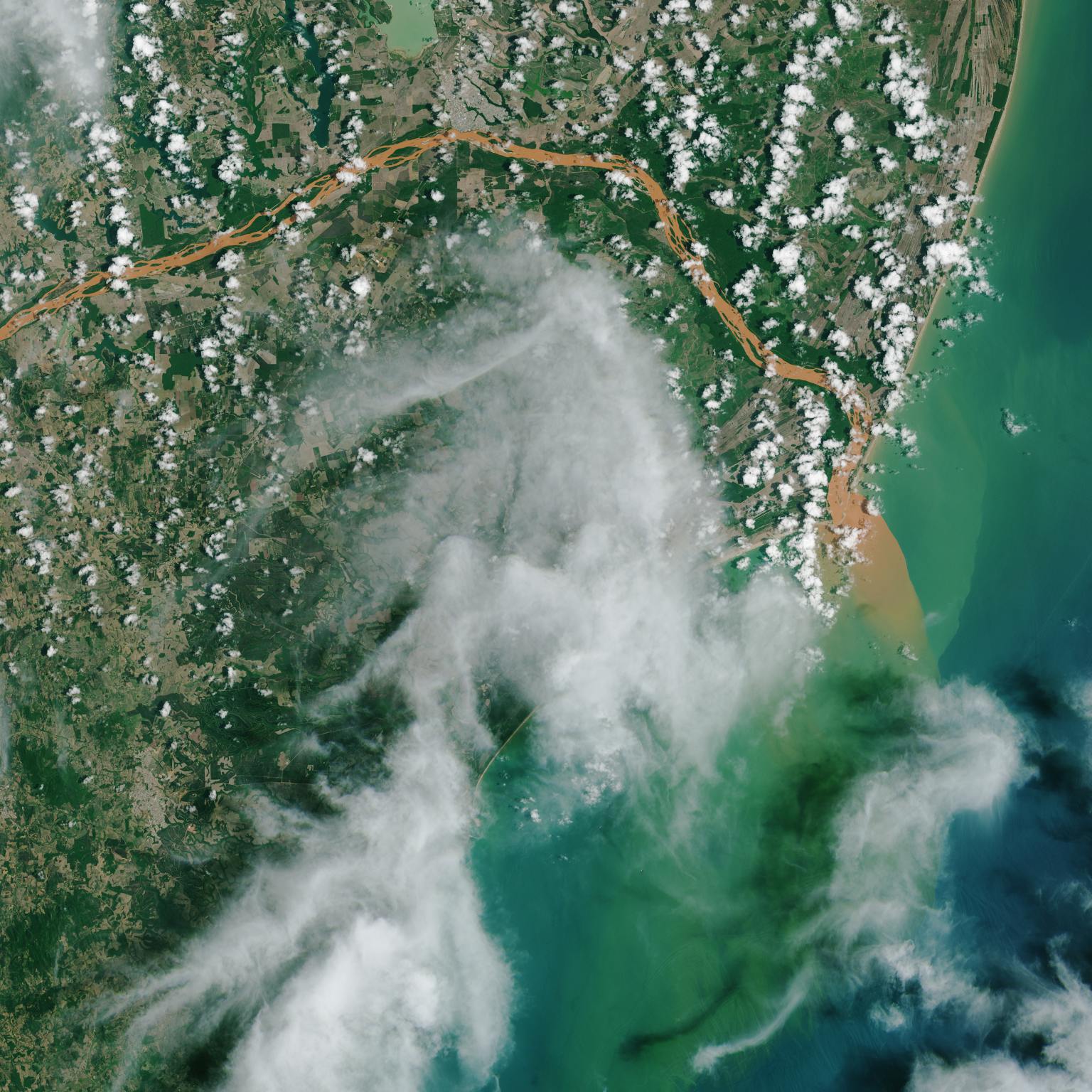 Bijna twee weken na de ramp met de Marianendam in 2015 bereikte het ijzerafval de Atlantische Oceaan. Dit satellietbeeld van bruin, vervuild rivierwater dat een groene oceaan binnendringt, bevat Landsat-gegevens van de US Geological Survey.