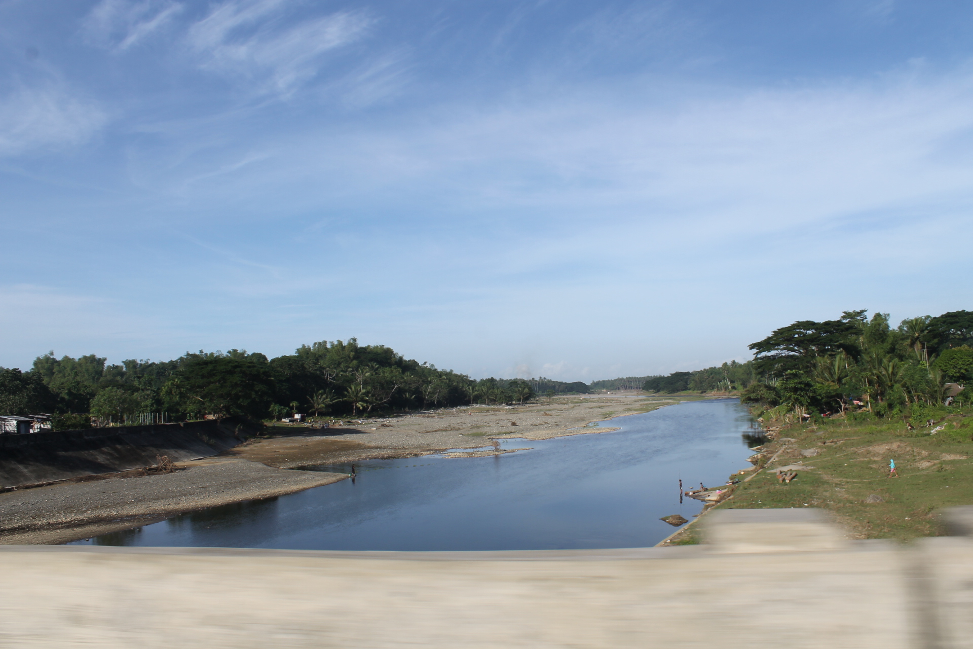 De Boac-rivier op het eiland Marinduque, Filippijnen, na tyfoon Son-Tinh in 2012. In 1996 kwam bij een lekkage van giftige residuen, bekend als de Marcopper-mijnramp, afval vrij in het Makulapnit-Boac-riviersysteem, waardoor de watervoorraden vervuild raakten, de lokale fauna, de visserij en de landbouw werden aangetast en gezinnen werden verdreven.