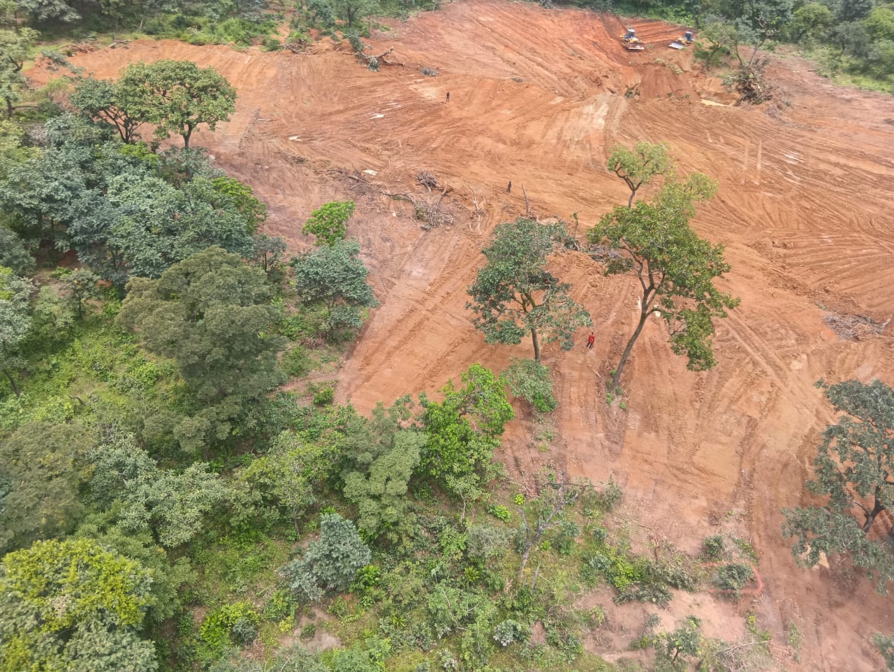 Bulldozers vulden mijnkuilen en schachten bij de Kila-goudmijn nadat de mijnwerkers de locatie waren ontvlucht. Afbeelding met dank aan de Africa Nature Investors Foundation.
