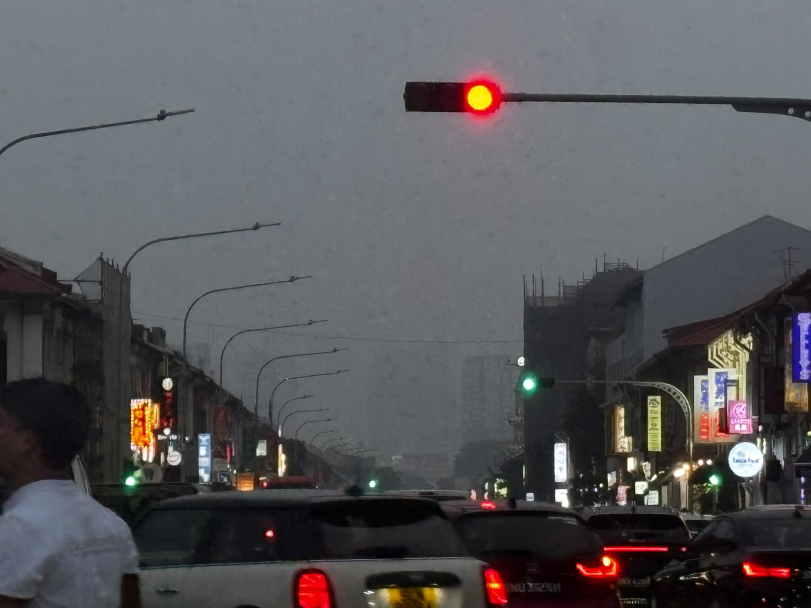 Waas vertroebelt het zicht op verre gebouwen in Singapore in de vroege avond van 14 september 2026.