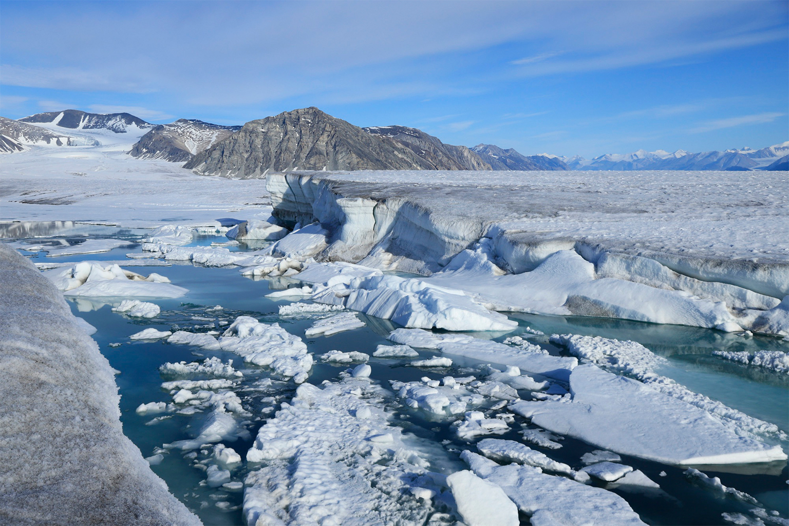 Een blik op de kloof van 2020 aan de oostkant van de Milne Ice Shelf. Afbeelding door Cameron Fitzpatrick.
