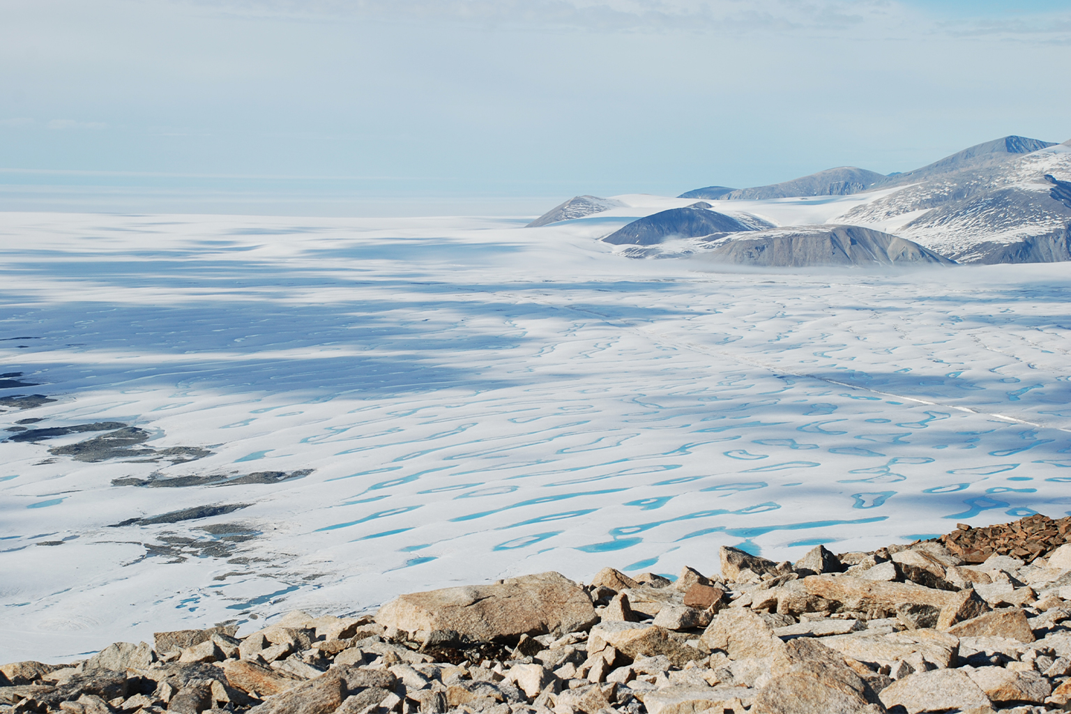 Het noordoostelijke deel van de Milne Ice Shelf. Een groot deel van dit ijs brak in juli 2020 weg. Afbeelding door Adrienne White.
