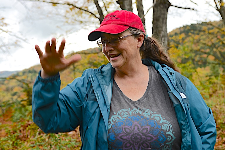 Jenny Colby van Howling Wolf Farm maakt gebaren terwijl ze de voordelen van silvopasture beschrijft, Randolph, VT. Afbeelding door Erik Hoffner voor Mongabay.