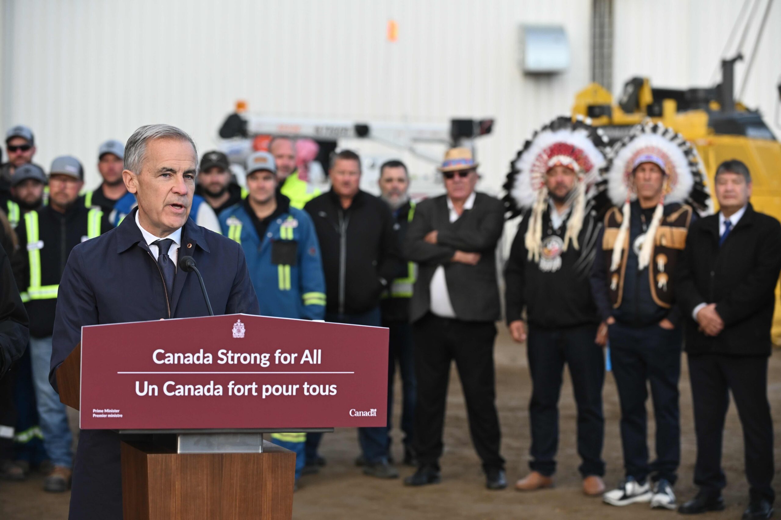 De Canadese premier Mark Carney spreekt op donderdag 1 oktober 2026 op een persconferentie in Fort McMurray, Alberta, Canada, over het Pacific Link-pijpleidingproject. Afbeelding door Greg Halinda/The Canadian Press via AP.