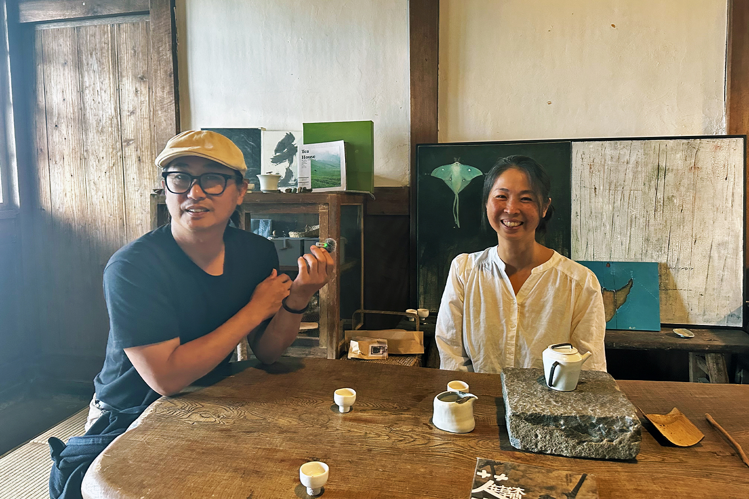 Chang Chih-tsung, links, en Yeh Hsin-wen in hun huis in de gemeente Meishan, provincie Chiayi, Taiwan, op 24 september 2026. Afbeelding door Aylin Ho voor Mongabay.