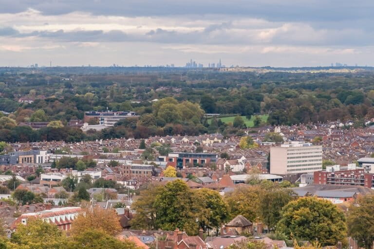 De Britse stad Guildford ligt ongeveer 48 kilometer ten zuidwesten van Londen. Afbeelding door Ian Capper via Wikimedia Commons (CC BY-SA 2.0).