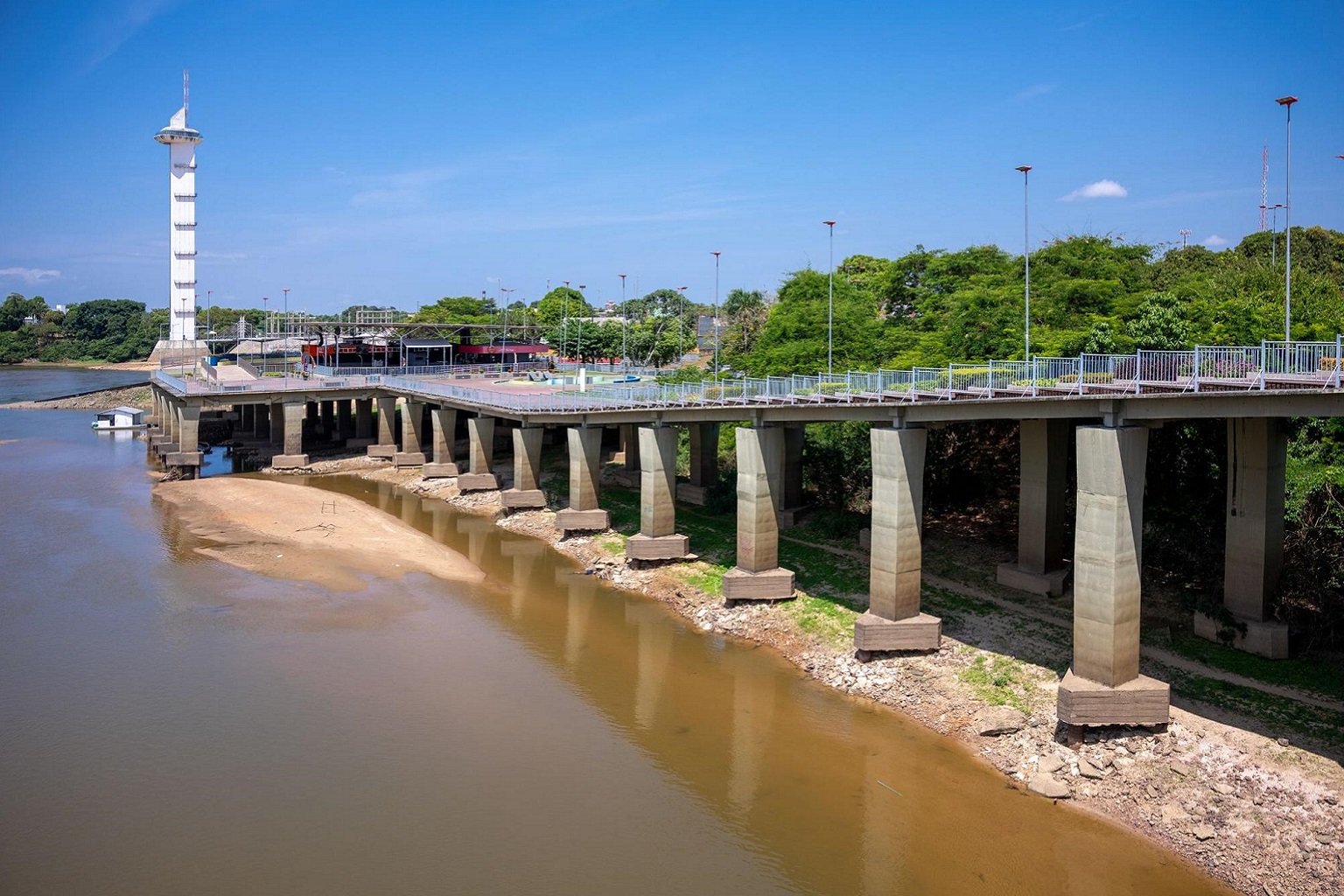 Een deel van de Taumanan-waterkant in Boa Vista, Roraima, wordt gewassen door het water van de Branco-rivier.