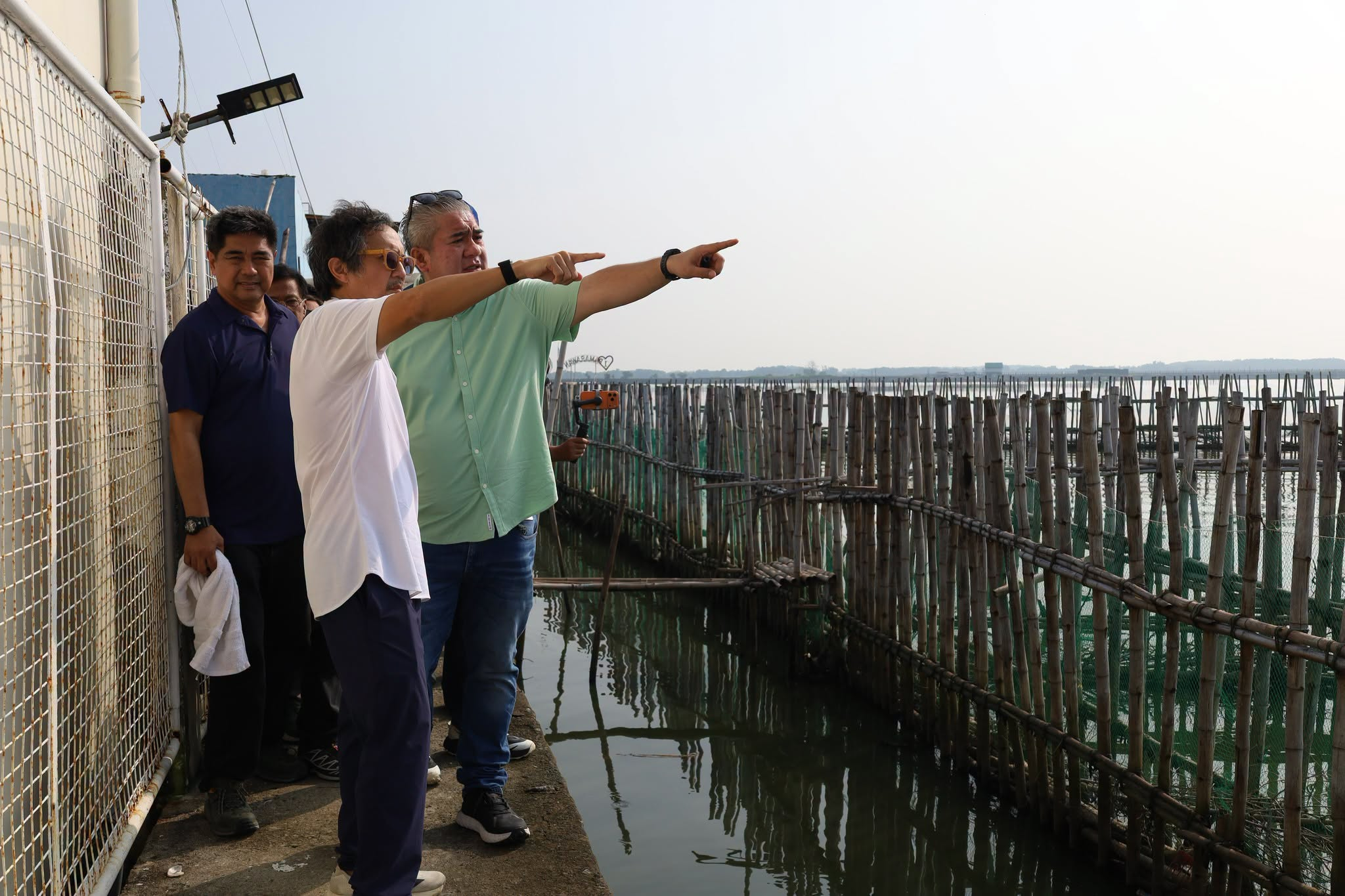 Van rechts bezoeken Malolos-burgemeester Christian Natividad en Filippijnse minister van Openbare Werken en Snelwegen Vince Dizon op 29 september 2026 het natuurgebaseerde kustverdedigings- en overstromingsbeheersingsproject in Pamarawan Barangay, Malolos, provincie Bulacan, de Filipijnen. Afbeelding met dank aan het stadsbestuur van Malolos.