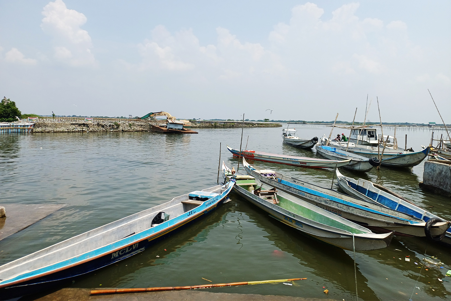 Kleine gemotoriseerde vissers- en passagiersboten liggen afgemeerd langs de oever van Pamarawan Barangay, Malolos City, provincie Bulacan, de Filipijnen, op 28 september 2026. Afbeelding door Oliver Samson voor Mongabay.