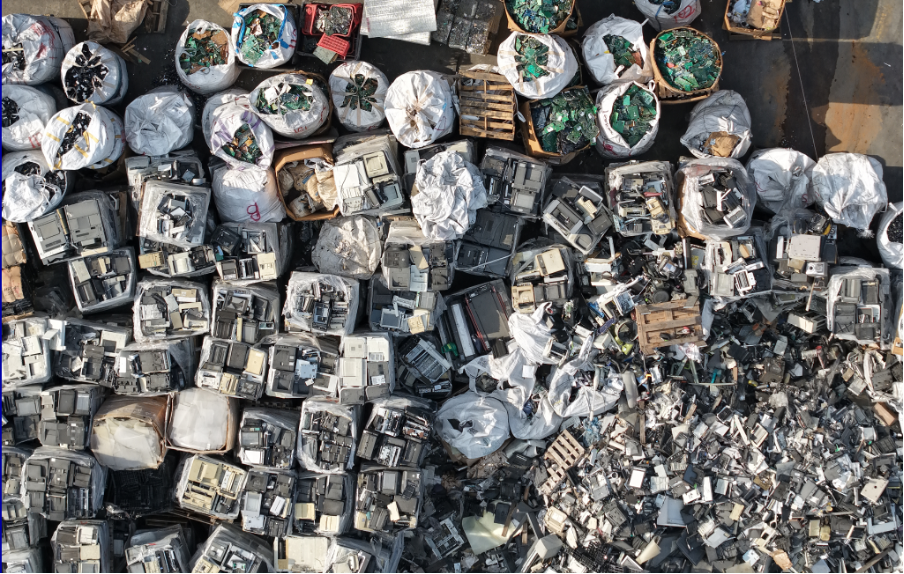 luchtfoto van zakken en kratten met elektronisch afval