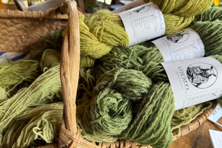 Wol geproduceerd op Flag Hill Farm wordt op de markt gebracht als weerwol en in de hele staat verkocht. Afbeelding door Erik Hoffner voor Mongabay.