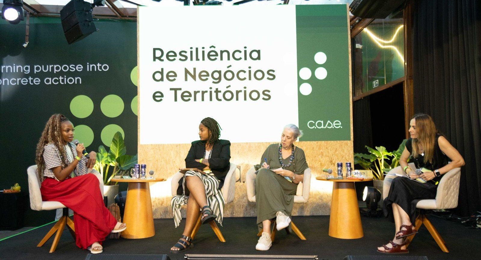 Malkia John, uitvoerend directeur van Sauti Salama, spreekt over klimaatverandering, gendergerelateerd geweld en gemeenschapsbescherming tijdens een panel naast de COP30 in Belém, Brazilië, november 2025. 