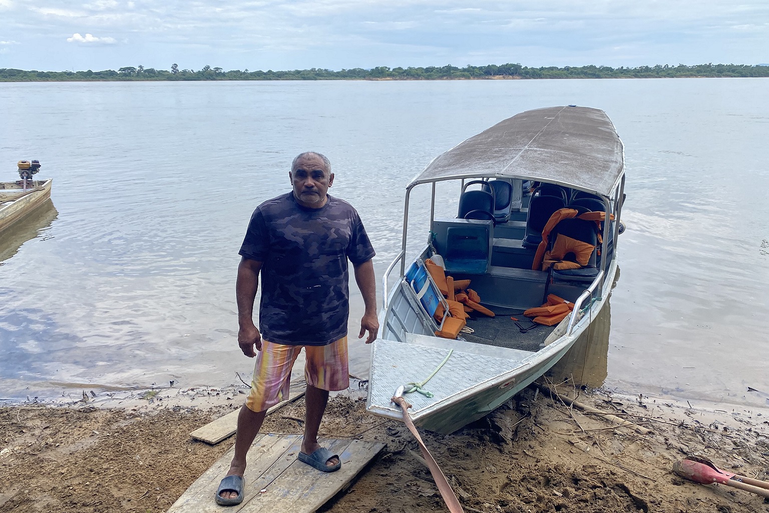 Gids Fredson Guedes, bekend als "Tarzan," staat voor de boot waarmee hij bezoekers naar de Véu de Noiva-waterval in Cantá, Roraima brengt.