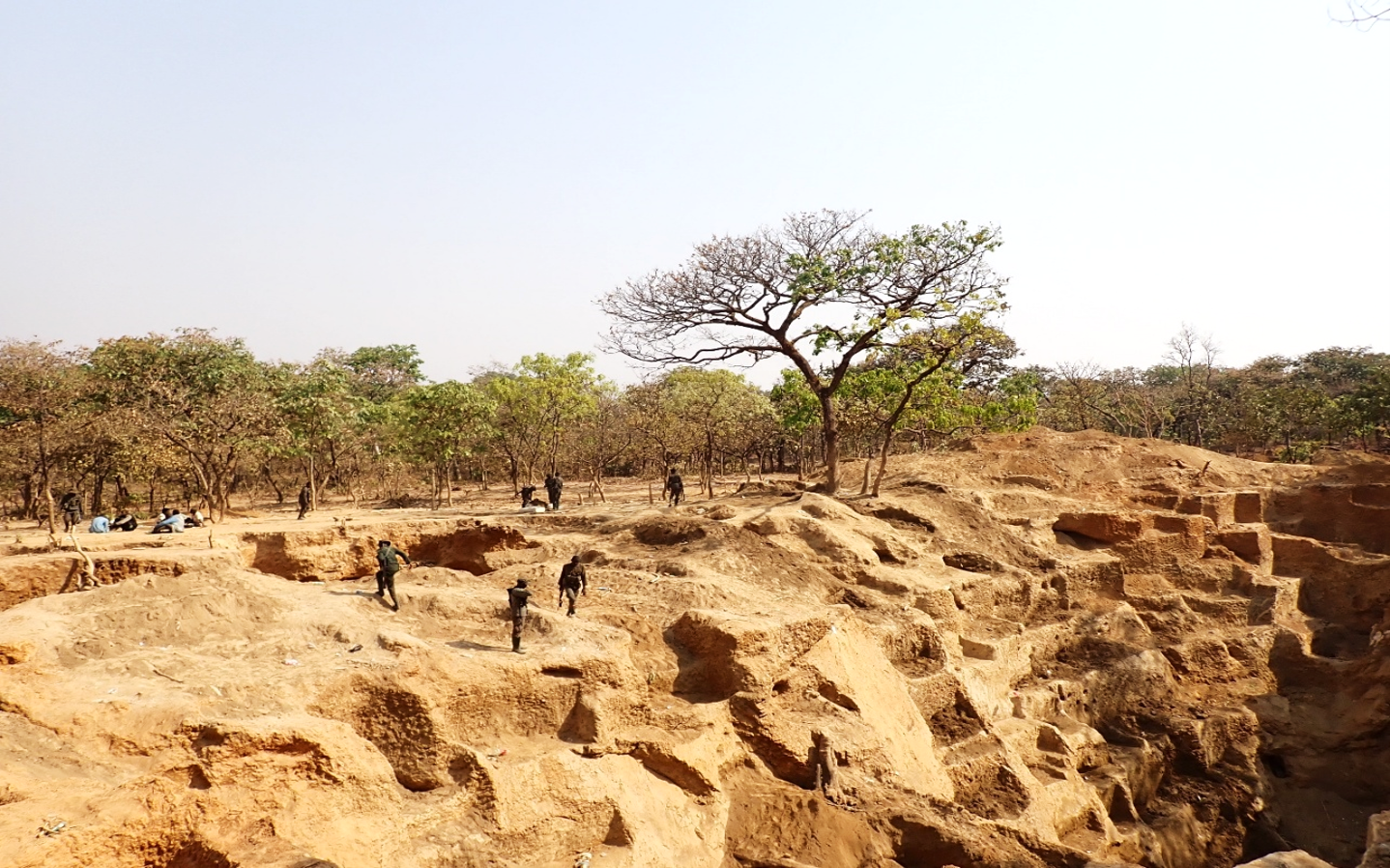 De Kila-goudmijn, aan de noordelijke rand van het Nigeriaanse Gashaka-Gumti National Park, vóór de sluiting in juli 2026 door de Nigeriaanse National Park Service en de Africa Nature Investors (ANI) Foundation, met steun van het Nigeriaanse leger. Afbeelding met dank aan de Africa Nature Investors Foundation.