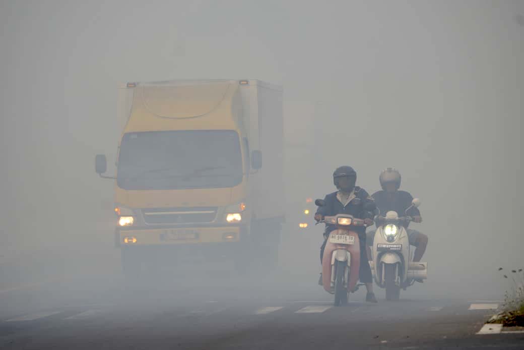 Nevel veroorzaakt door bos- en landbranden op de Palembang-Indralaya Highway op 11 september.